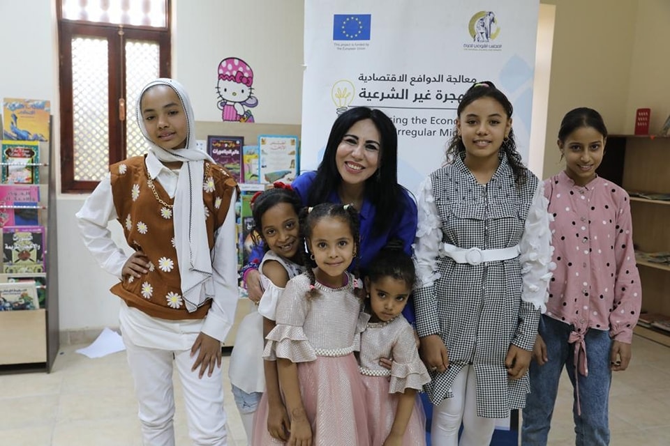 الكاتبة سماح أبو بكر مع أطفال الأقصر خلال دوائر الحكى - Copy