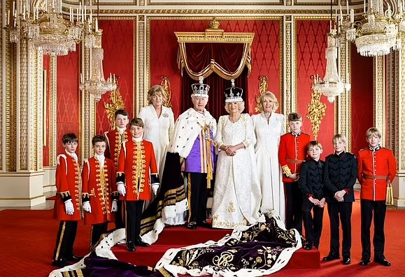 الملك والملكة مع الأحفاد