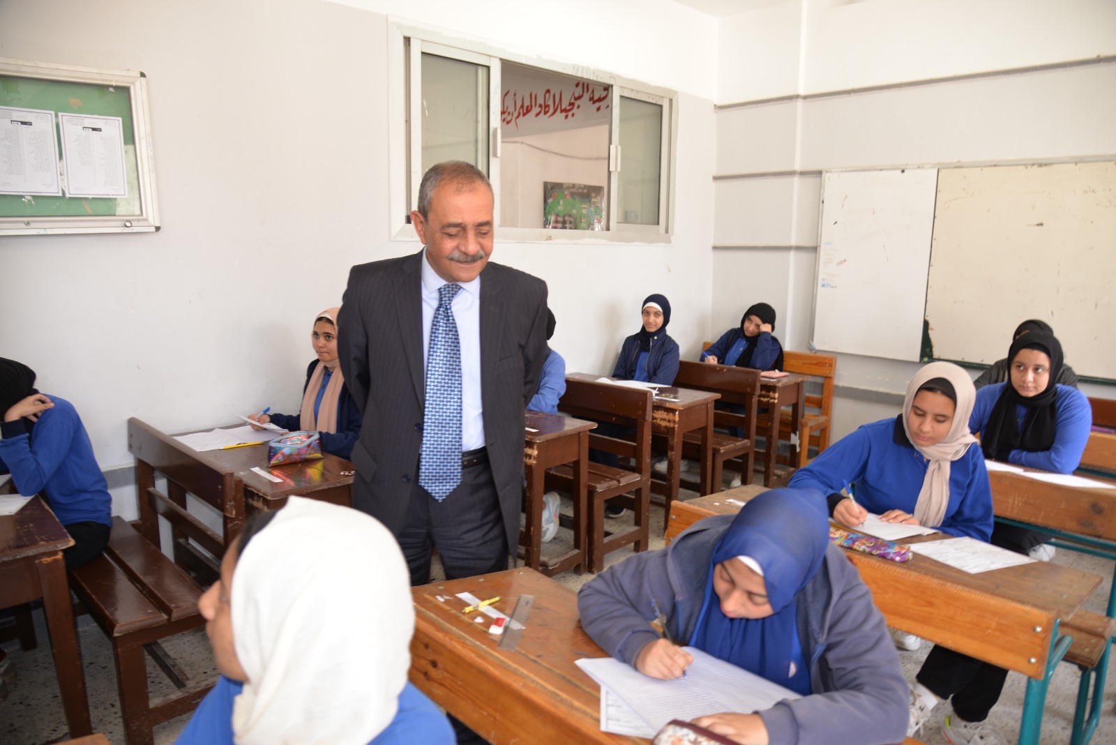 محافظ الإسماعيلية يتفقد لجان مدرسة السلام الرسمية (4)