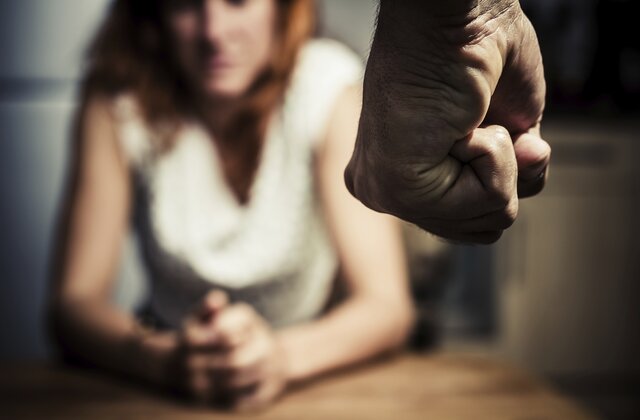 امرأة تتعرض للعنف المنزلى