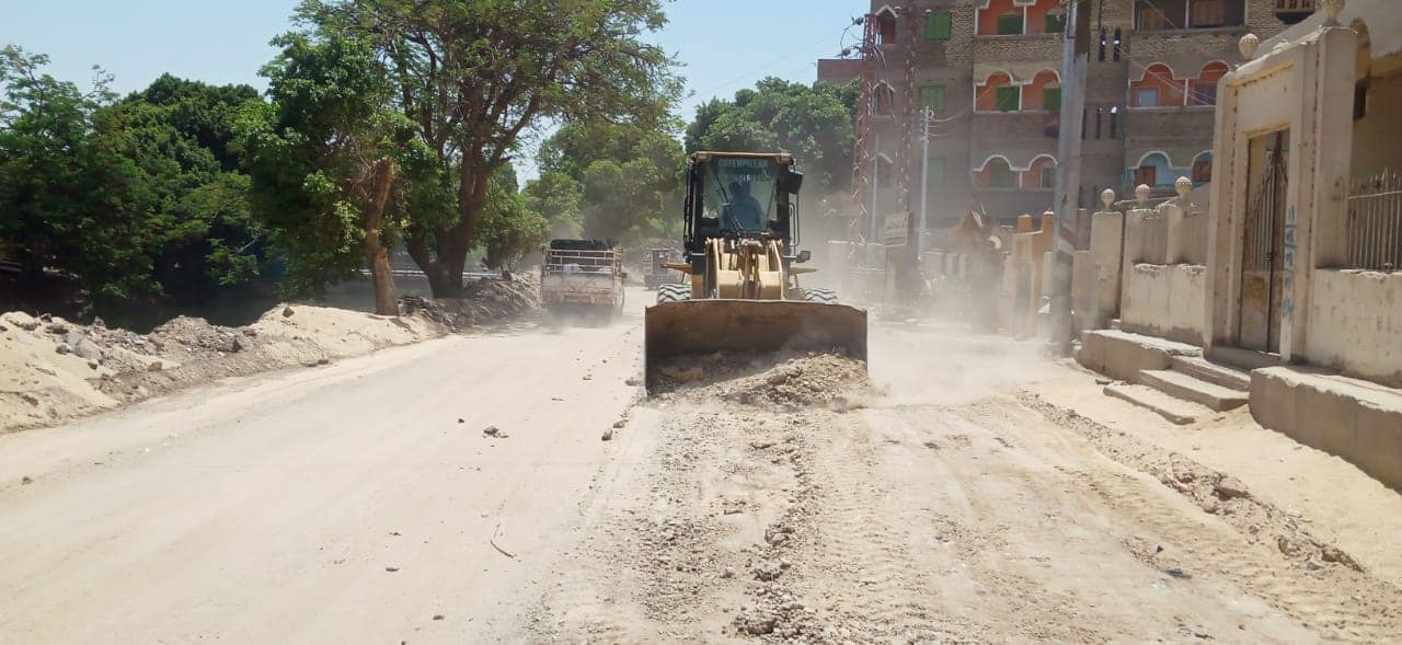 أعمال تسوية ونظافة الطريق العام بقرية العضايمة