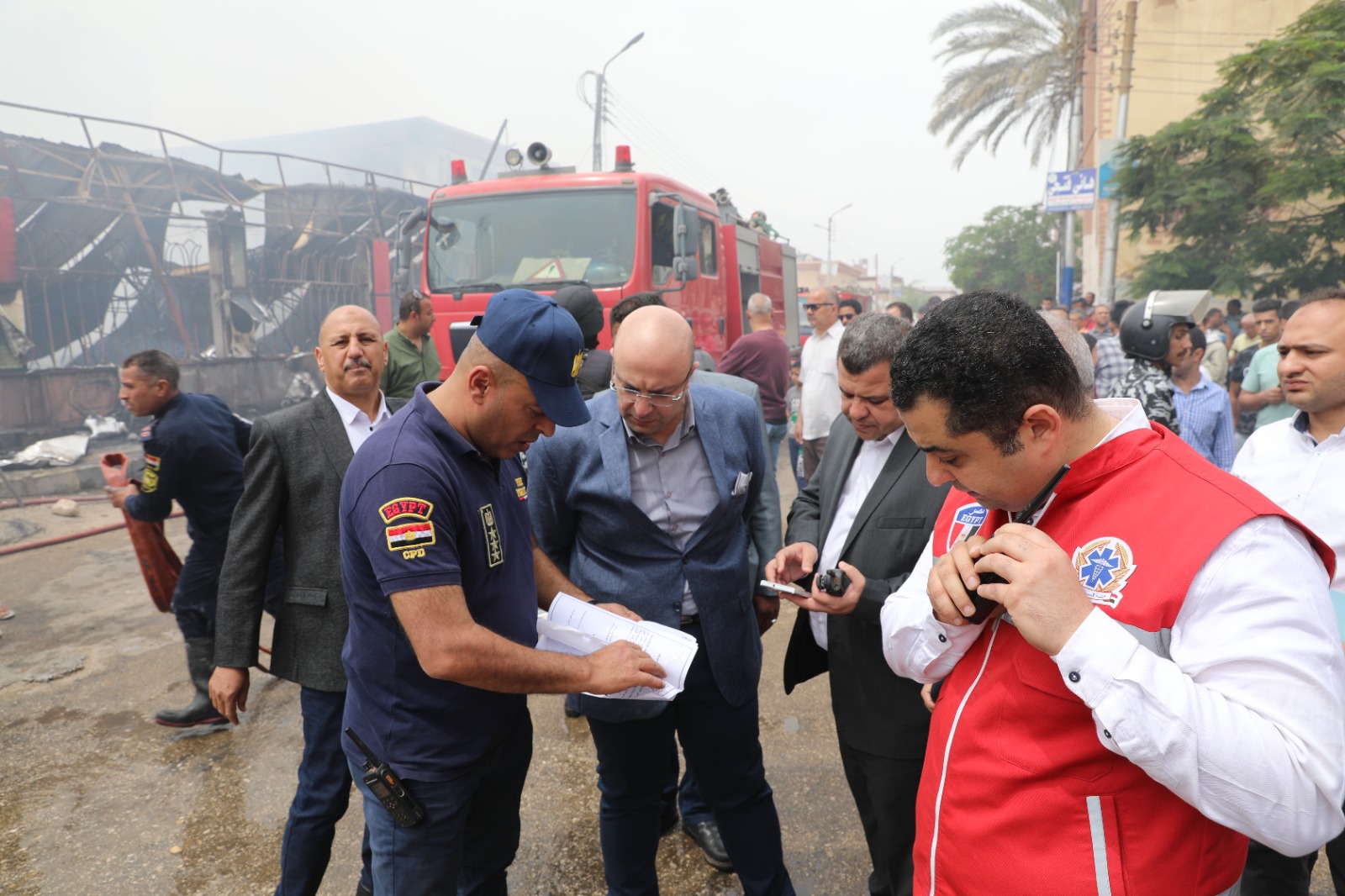 محافظ بني سويف ومدير الأمن يتابعان أعمال السيطرة على حريق شب بمعرض  (11)