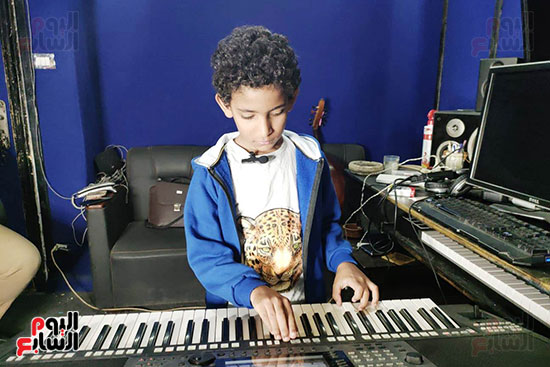 يحيي-أحمد-يمارس-العزف-على-البيانو-بالإسكندرية