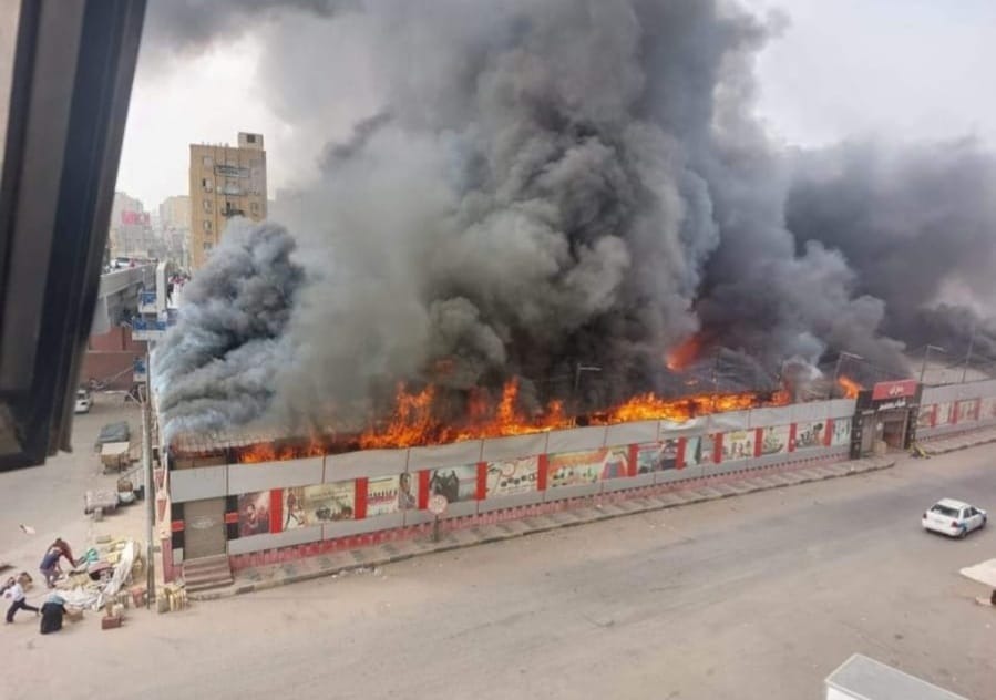 أول صور لحريق معرض ملابس فى بنى سويف.. وإغلاق الطريق لحين السيطرة على  النيران - اليوم السابع