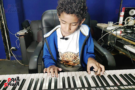 الطفل-يحيي-أحمد-يعزف-علي-البيانو