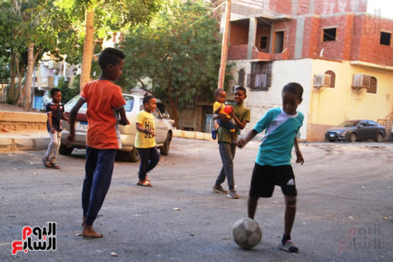 68834-أطفال-السودان-يلعبون-فى-شوارع-أسوان-(6)