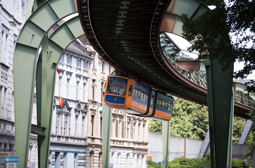 قطار فوبرتال شويبيبان بألمانيا