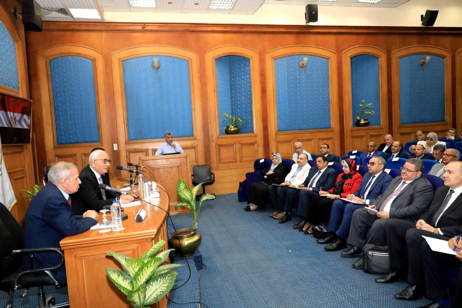 جانب من لقاء الوزير جانب من لقاء الوزير