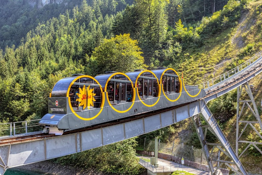 قطار ستوسبان فى سويسرا