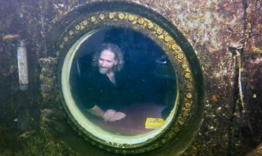باحث يسجل رقما قياسيا للعيش تحت الماء