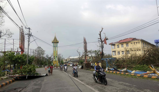الدمار فى شوارع ميانيمار اثر اعصار موكا   (3)