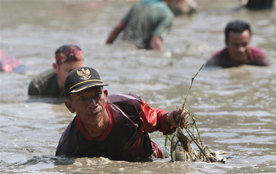 مهرجان صيد الأسماك فى إندونيسيا (6)