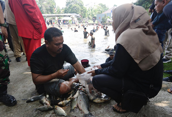 مهرجان صيد الأسماك فى إندونيسيا (9)