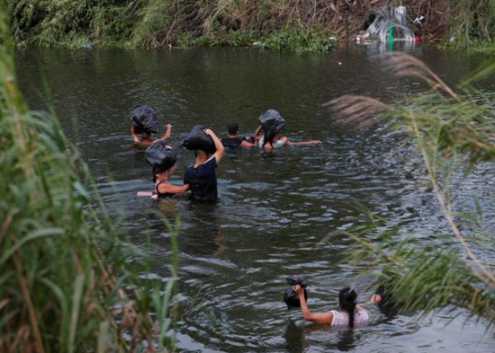 مهاجرون يتدفقون على الحدود الأميركية المكسيكية (13)