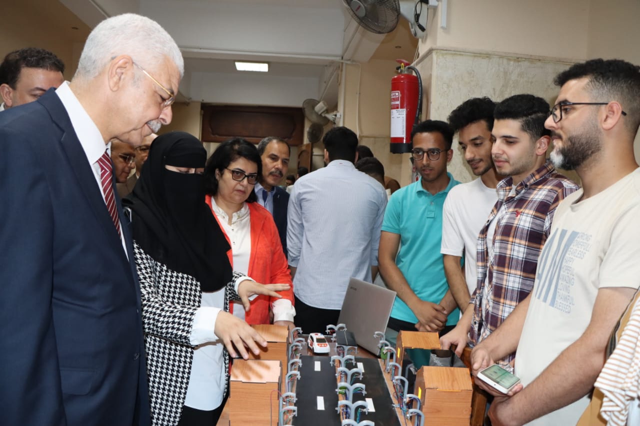 رئيس جامعة المنوفية يفتتح معرض الروبوتات  (2)