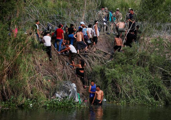 مهاجرون يتدفقون على الحدود الأميركية المكسيكية (12)