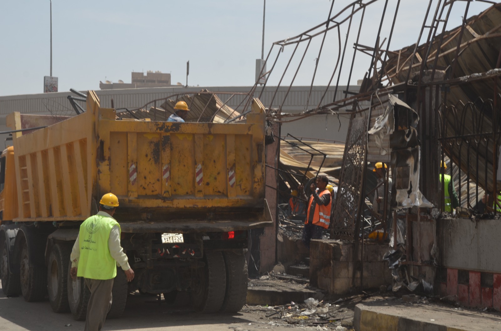محافظ بنى سويف يتفقد أعمال رفع آثار حريق المعرض التجارى تمهيداً لإعادة البناء (5)