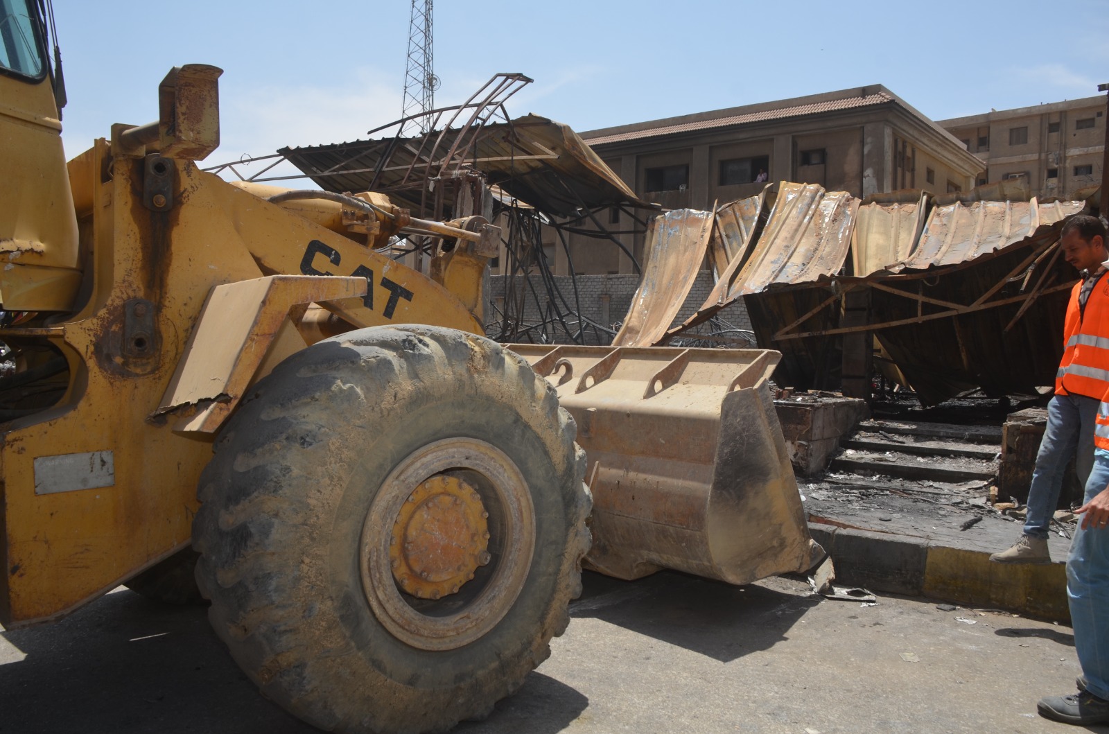 محافظ بنى سويف يتفقد أعمال رفع آثار حريق المعرض التجارى تمهيداً لإعادة البناء (4)