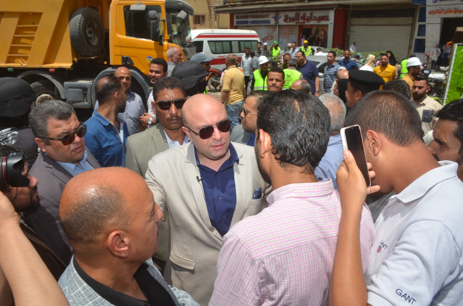محافظ بنى سويف يتفقد أعمال رفع آثار حريق المعرض التجارى تمهيداً لإعادة البناء (14)