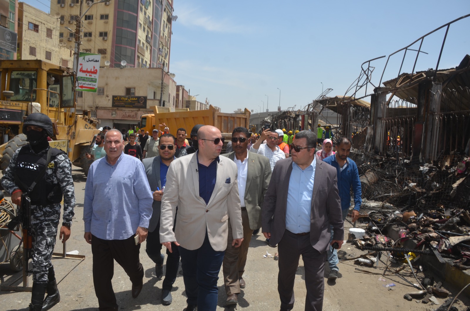 محافظ بنى سويف يتفقد أعمال رفع آثار حريق المعرض التجارى تمهيداً لإعادة البناء (3)