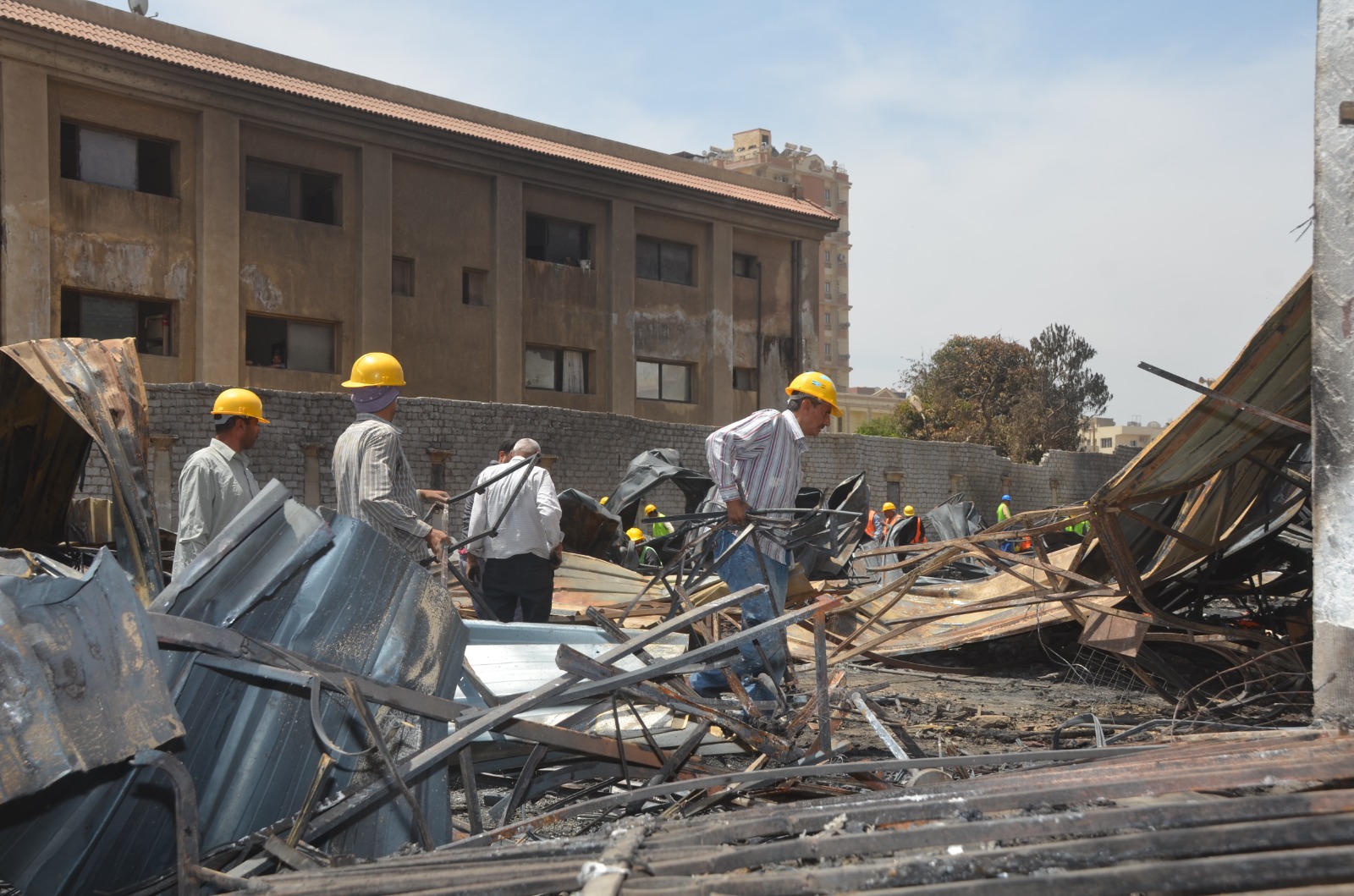 محافظ بنى سويف يتفقد أعمال رفع آثار حريق المعرض التجارى تمهيداً لإعادة البناء (8)