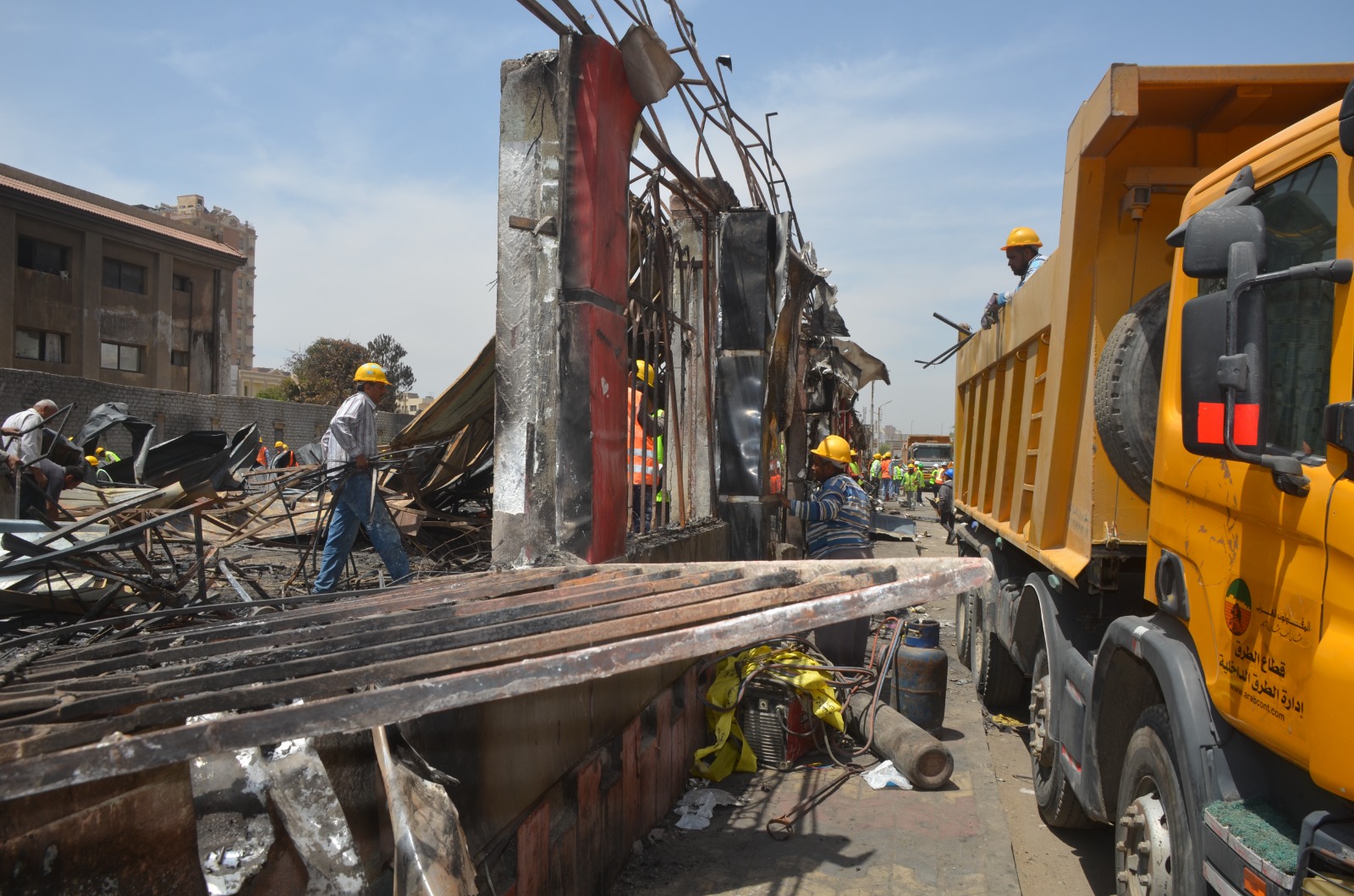 محافظ بنى سويف يتفقد أعمال رفع آثار حريق المعرض التجارى تمهيداً لإعادة البناء (16)