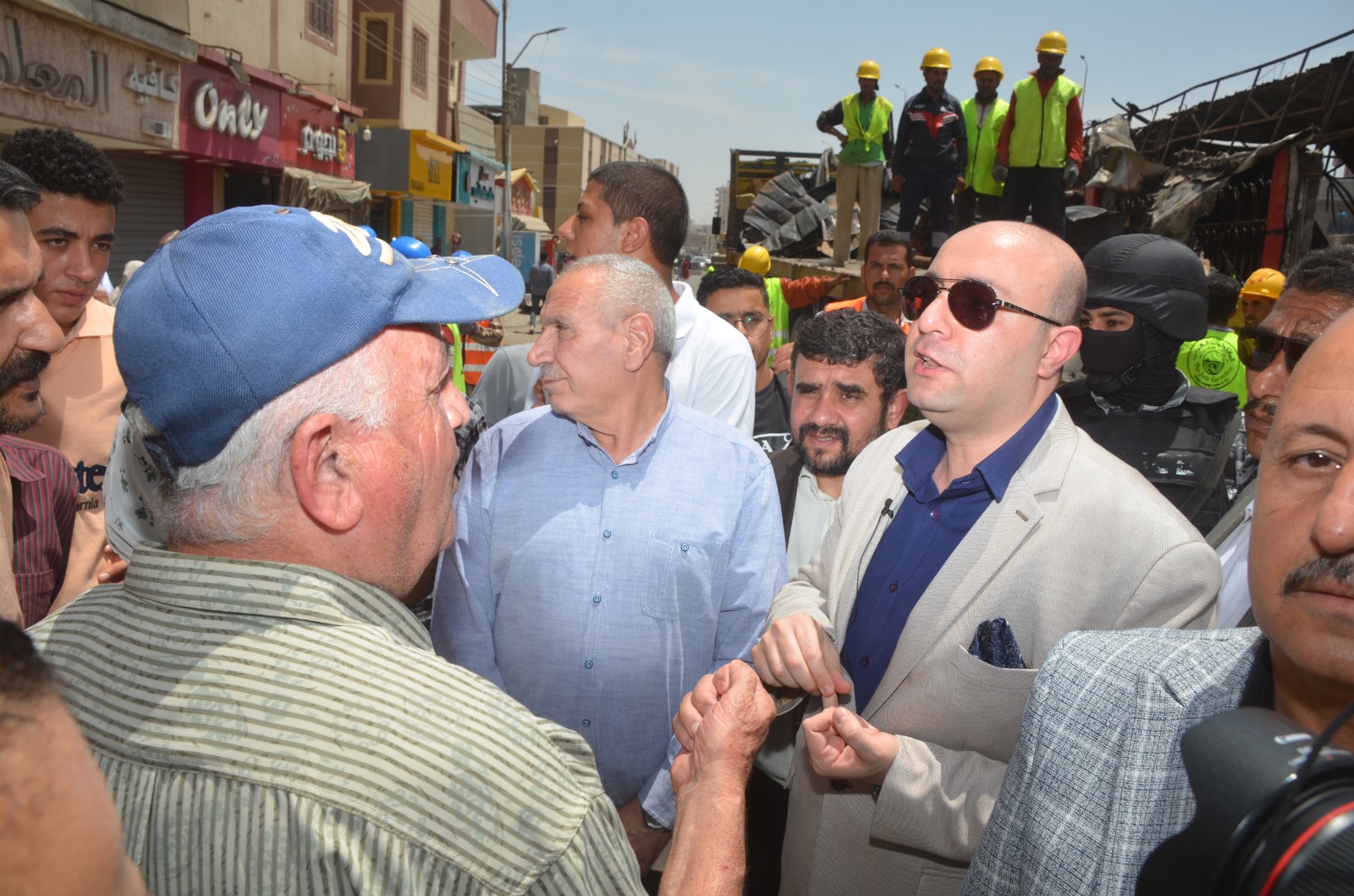 محافظ بنى سويف يتفقد أعمال رفع آثار حريق المعرض التجارى تمهيداً لإعادة البناء (17)