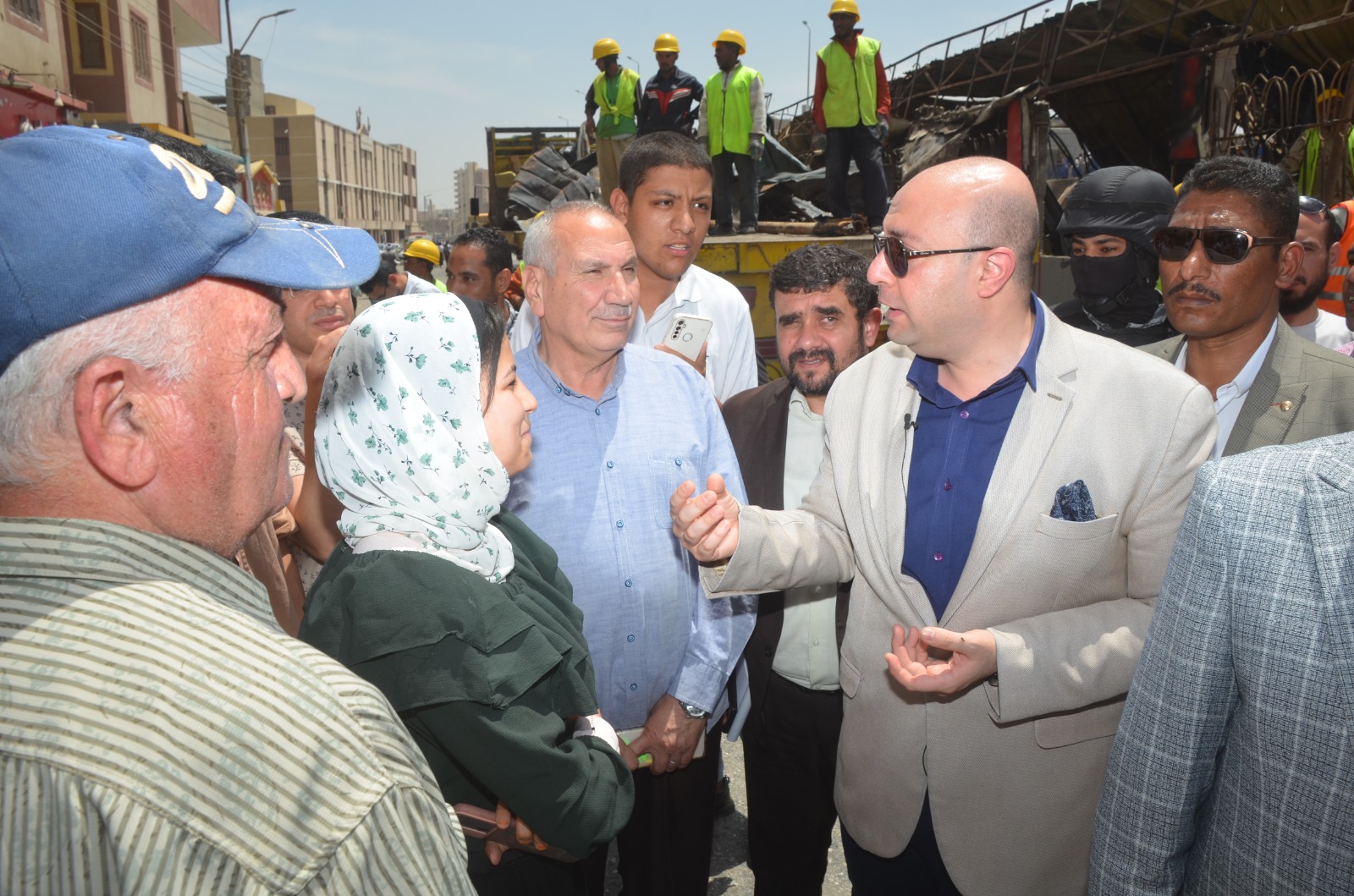 محافظ بنى سويف يتفقد أعمال رفع آثار حريق المعرض التجارى تمهيداً لإعادة البناء (7)