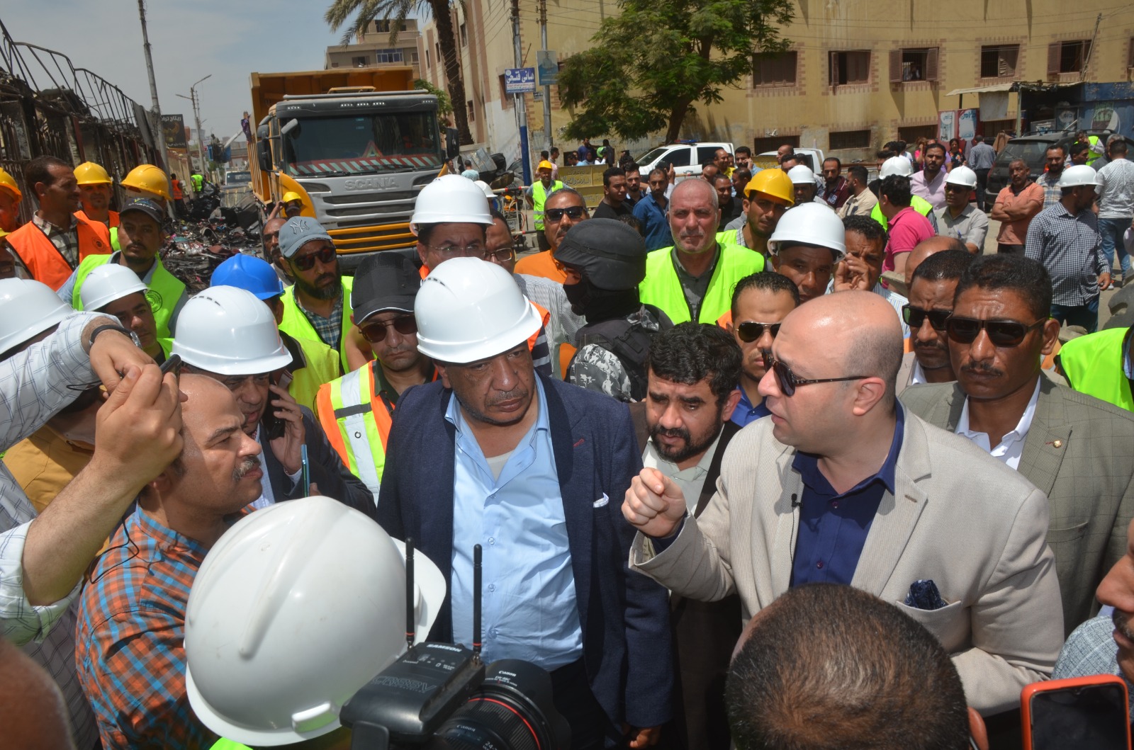 محافظ بنى سويف يتفقد أعمال رفع آثار حريق المعرض التجارى تمهيداً لإعادة البناء (18)