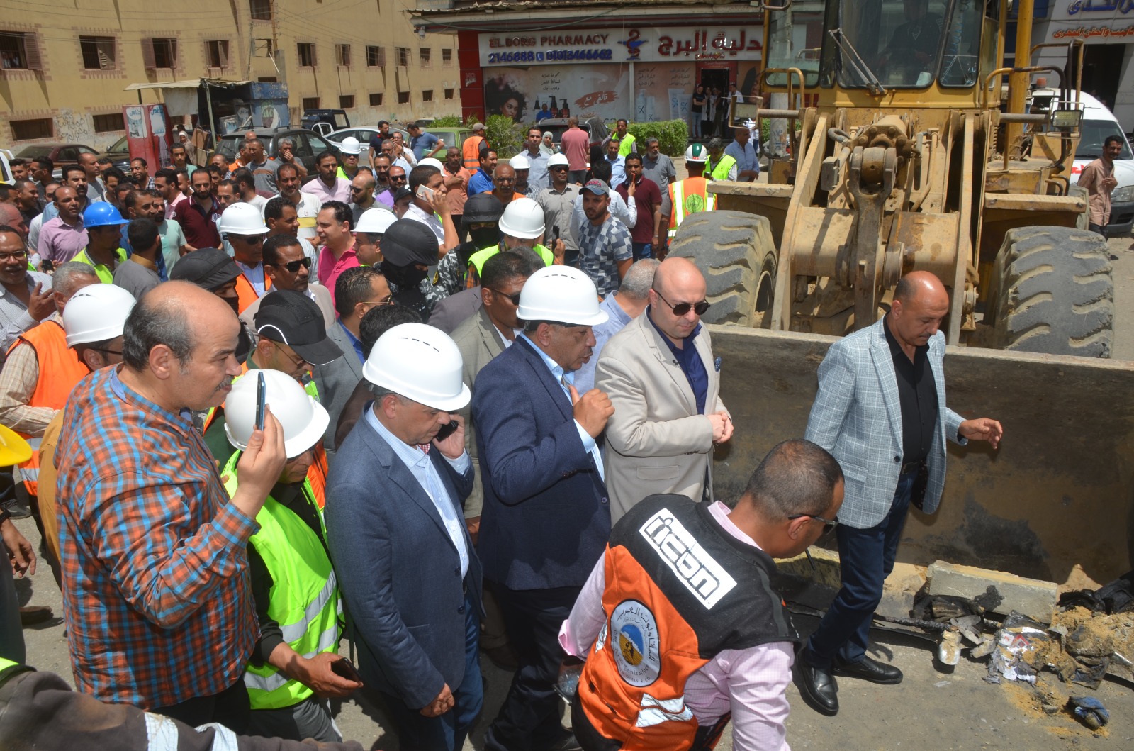 محافظ بنى سويف يتفقد أعمال رفع آثار حريق المعرض التجارى تمهيداً لإعادة البناء (6)