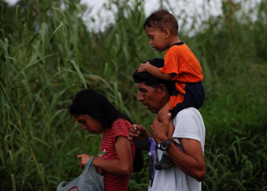 مهاجرون يتدفقون على الحدود الأميركية المكسيكية (15)