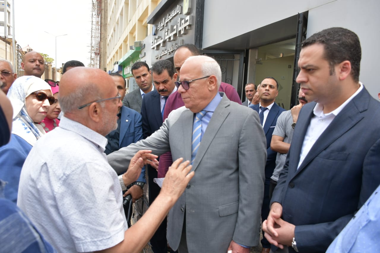 محافظ بورسعيد يستمع  لا حد المواطنين خلال جولته