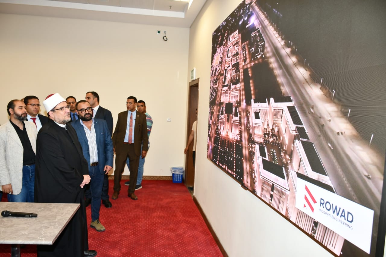 وزير الأوقاف يشاهد الحى الحكومى