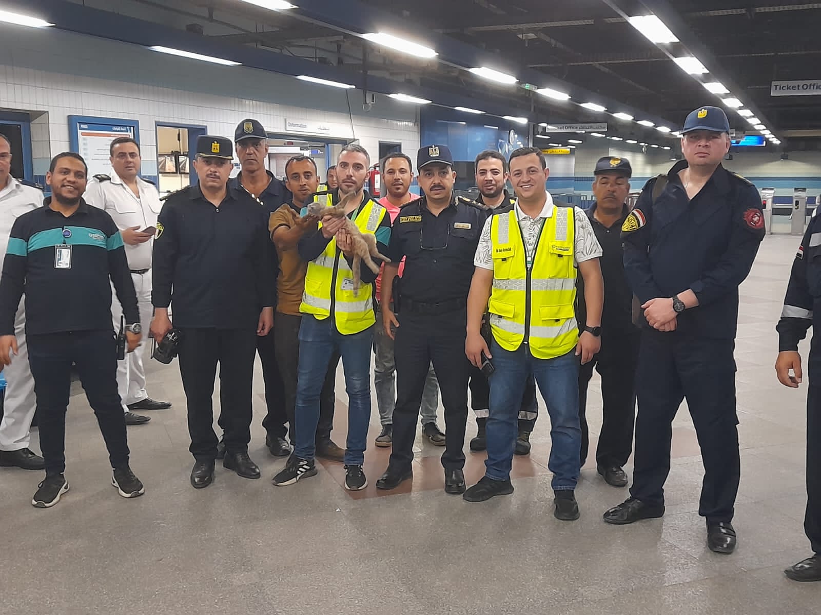 انقاذ قطة من الموت على قضبان المترو (2)