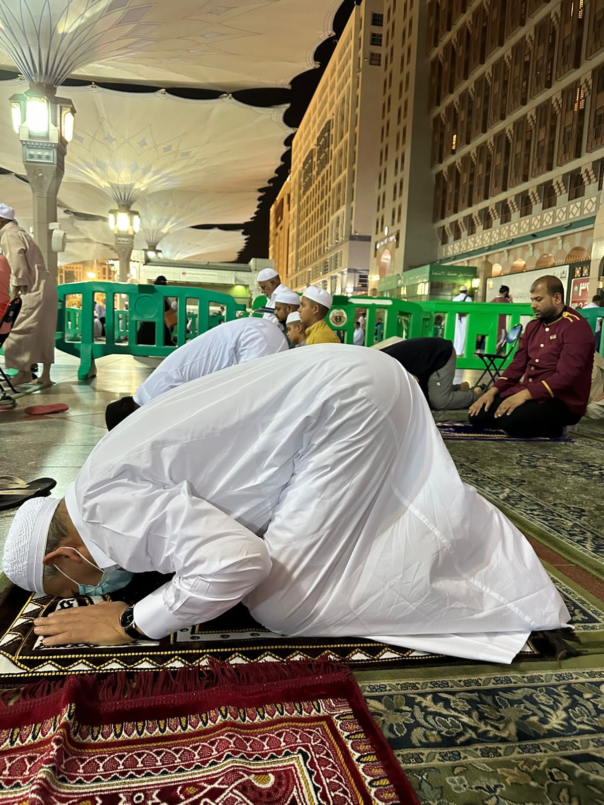 شيخ الأزهر يصلي العشاء في ساحة المسجد النبوي الشريف مع المصلين