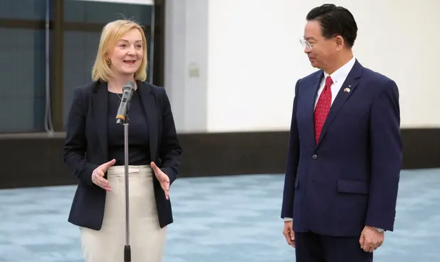 ليز تراس مع وزير خارجية تايوان