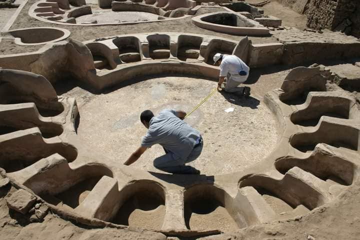 العمل بحفائر الحمامات اليونانية الرومانية أمام معابد الكرنك