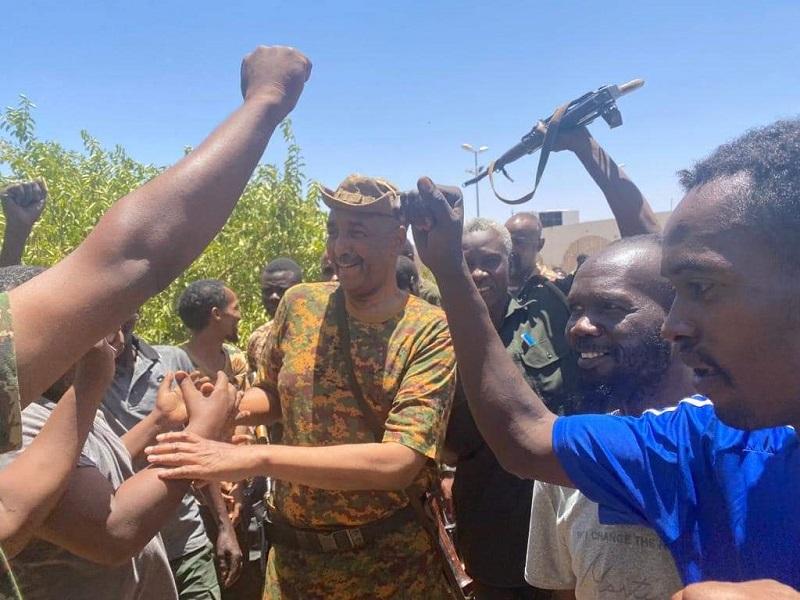 الفريق البرهان وسط جنود الجيش السوداني