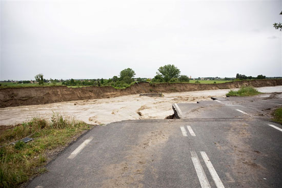 طرقات مكسره اثر مياه الامطار والفيضانات  (2)
