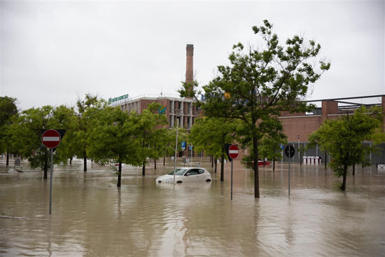 مياه الفيضانات تغرق الشوارع   (4)