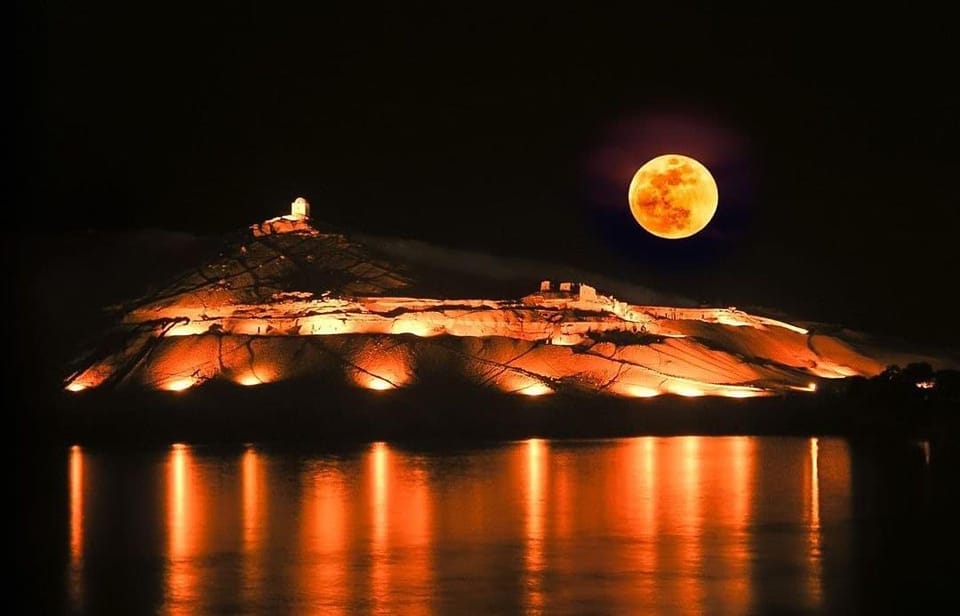 جبل أبو الهوا ليلاً فى أسوان