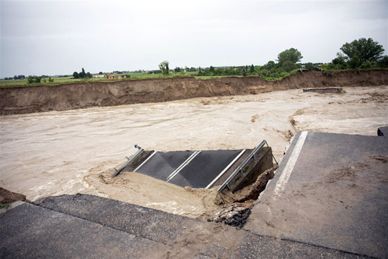 طرقات مكسره اثر مياه الامطار والفيضانات  (1)