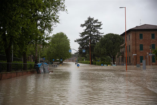 مياه الفيضانات تغرق الشوارع   (1)