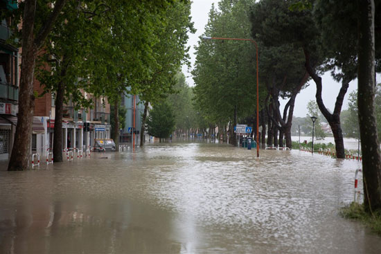 مياه الفيضانات تغرق الشوارع   (3)