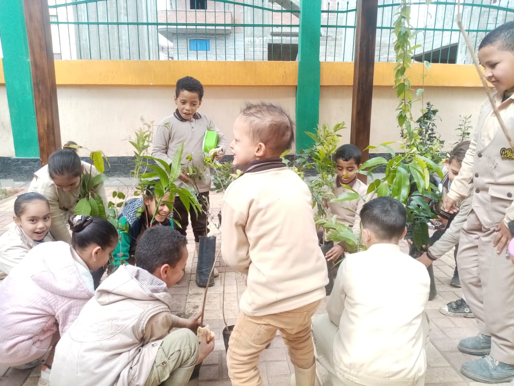 مشاركة الاطفال في زراعة الاشجار بالمدارس
