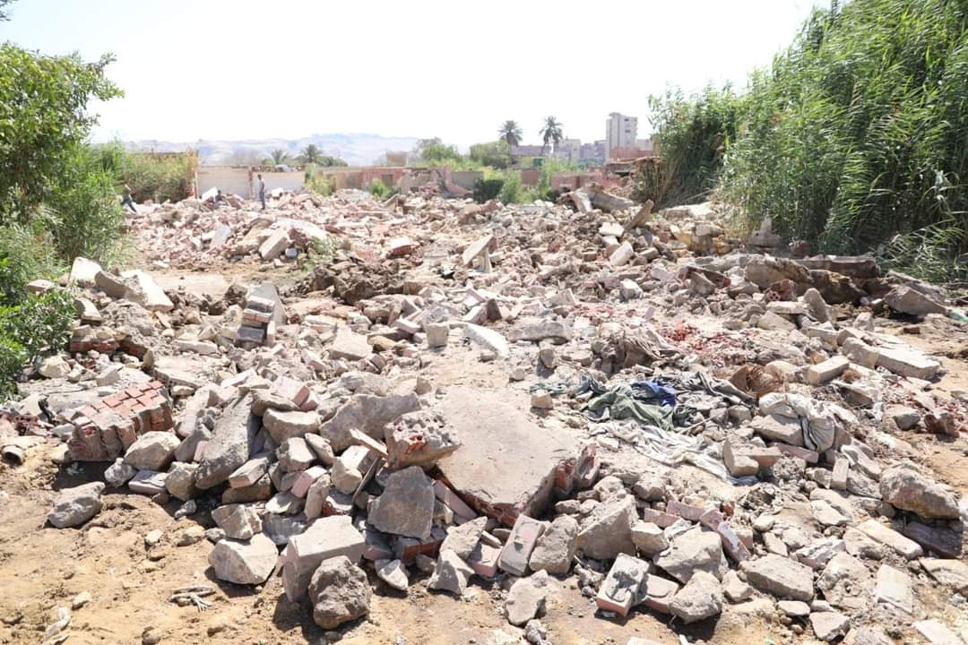 نظافة القاهرة ترفع مخلفات الهدم بمنطقة الأباجية ومقابر مدينة نصر (3)