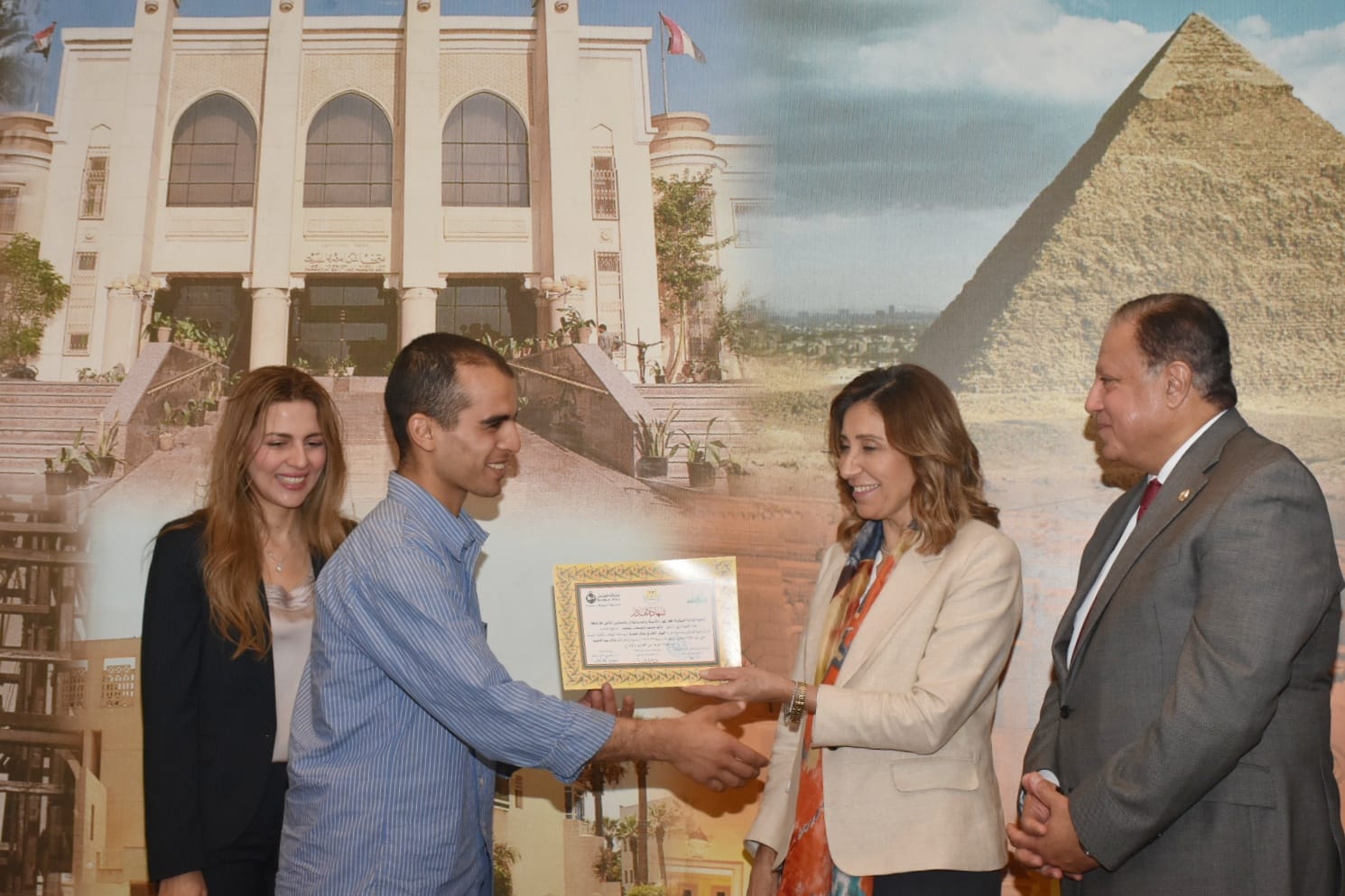 وزيرة الثقافة تسلم جوائز مسابقة المواهب الأدبية للشباب  (2)