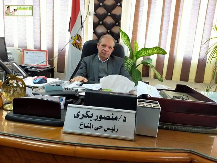د. منصور بكرى رئيس حى المناخ ببورسعيد