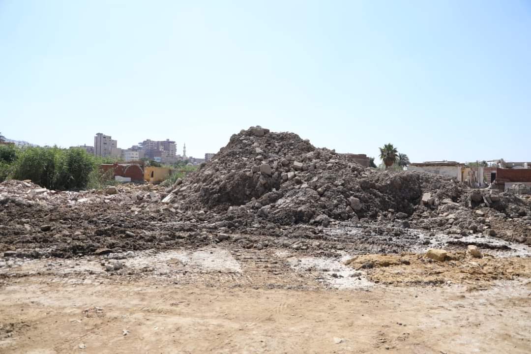نظافة القاهرة ترفع مخلفات الهدم بمنطقة الأباجية ومقابر مدينة نصر (2)