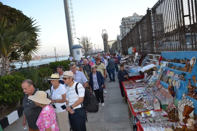 توافد السياح على شراء المقتنيات المصرية